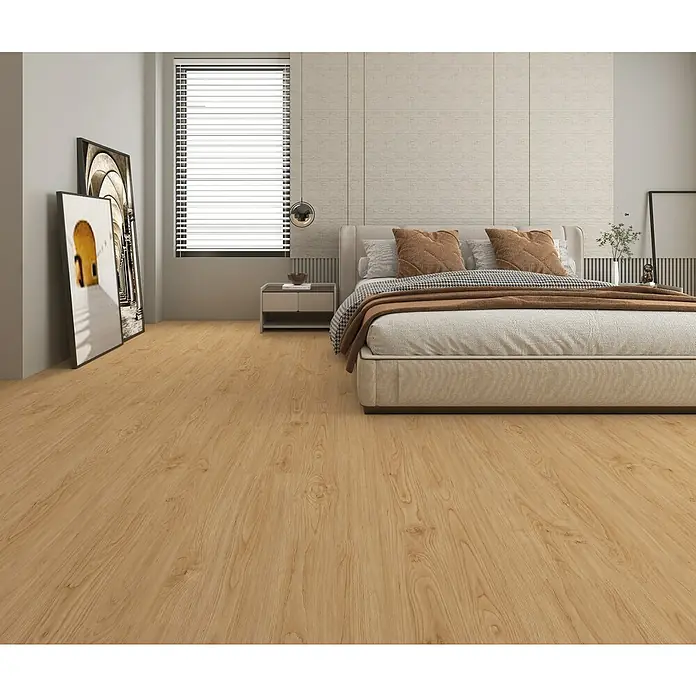 Suelo vinílico SPC Forest Tree - 1.220 x 180 x 5 mm, Marrón, Resistente al agua - Dormitorio con piso laminado marrón claro, cama doble, ventana con persianas y arte decorativo en la pared para un ambiente acogedor.