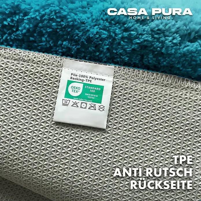 Floordirekt Badteppich Sky - 120 x 70 cm, Petrol, 100% Polyester - Detailaufnahme eines Teppichs mit blauem Flor und rutschfester TPE-Rückseite mit Öko-Tex Standard 100 Zertifikat.