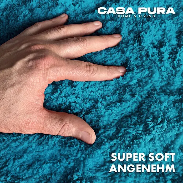 Floordirekt Badteppich Sky - 120 x 70 cm, Petrol, 100% Polyester - Nahaufnahme eines türkisfarbenen Casa Pura Teppichs, der die Weichheit und den Komfort betont, zertifiziert mit OEKO-TEX.
