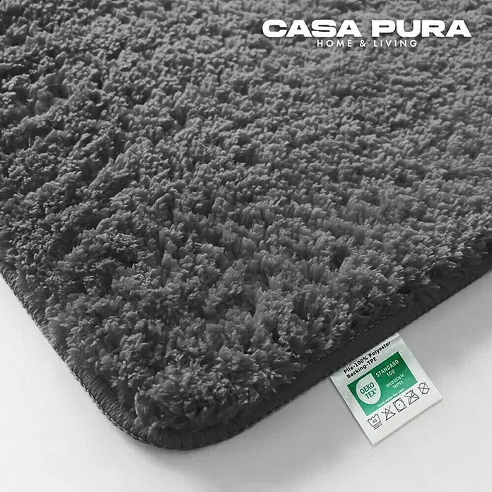 Floordirekt Badteppich Sky - 120 x 70 cm, Dunkelgrau, 100% Polyester - Nahaufnahme eines grauen Casa Pura Teppichs aus 100% Polyester mit TPE-Rückseite, ideal für ein gemütliches Zuhause.