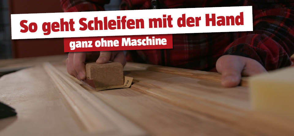 Mann fährt mit einem Schleifblock und Schleifpapier am Holz entlang