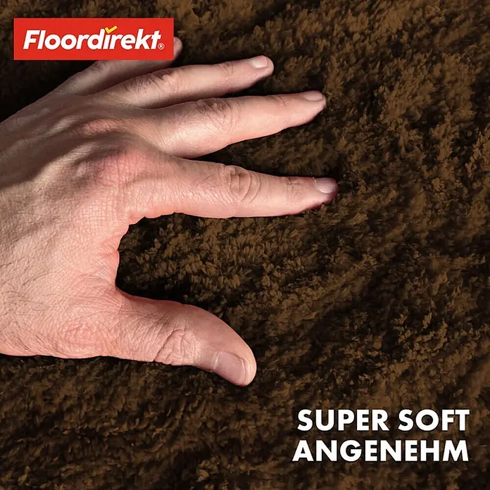 Floordirekt Badteppich Sky - 95 x 95 cm, Braun, 100% Polyester - Nahaufnahme eines braunen Floor direkt Teppichs, der sich super weich und angenehm anfühlt, mit Hand und OEKO-TEX® Zertifizierung.