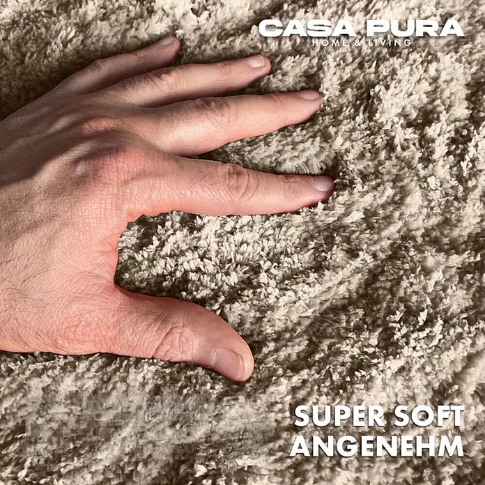 Floordirekt Badteppich Sky - 120 x 70 cm, Beige, 100% Polyester - Nahaufnahme eines weichen, beigen Casa Pura Teppichs, der mit dem OEKO-TEX Standard 100 zertifiziert ist und ein angenehmes Gefühl vermittelt.