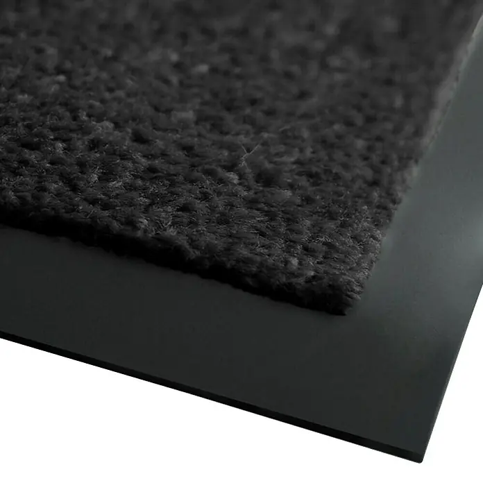 Fußmatte Monochrom - Schwarz, 180 x 60 cm, 100 % Polyamid - Nahaufnahme einer schwarzen, zweilagigen Fußmatte mit texturierter Oberfläche und glatter Unterseite. Ideal für Eingangs- und Innenbereiche.