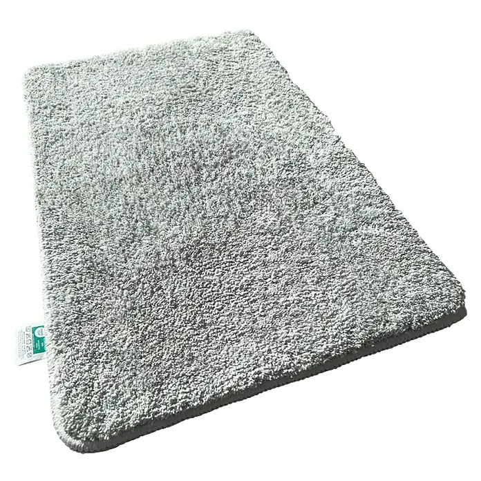 Floordirekt Badteppich Sky - 120 x 70 cm, Silbergrau, 100% Polyester - Ein rechteckiger, grauer, hochfloriger Teppich wird gezeigt, dessen weiche Textur zum Betreten einlädt und Wärme ins Zuhause bringt.