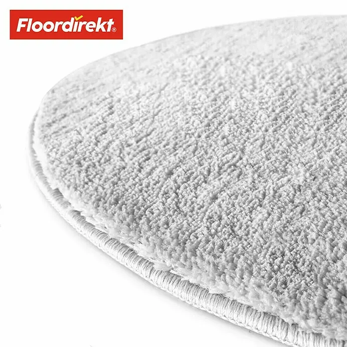 Floordirekt Badteppich Sky - 120 x 120 cm, Weiß, 100% Polyester - Nahaufnahme eines flauschigen, runden, grauen Teppichs von Floordirekt, der Komfort und Stil für Ihr Zuhause bietet.