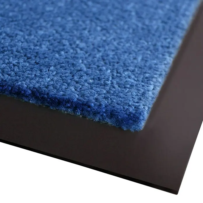 Fußmatte Monochrom - Blau, 180 x 120 cm, 100 % Polyamid - Nahaufnahme einer blauen Schmutzfangmatte mit braunem Rand, ideal für den Eingangsbereich, um Schmutz und Nässe zu stoppen.