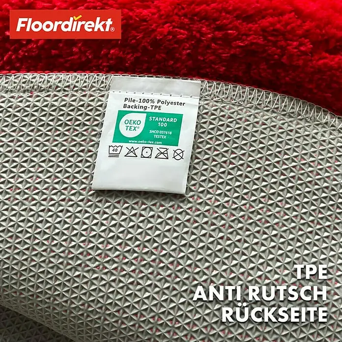 Floordirekt Badteppich Sky - 120 x 120 cm, Beerenrot, 100% Polyester - Detailaufnahme eines Teppichs mit rutschfester TPE-Rückseite und Pflegeetikett. Der Teppich ist aus 100% Polyester.
