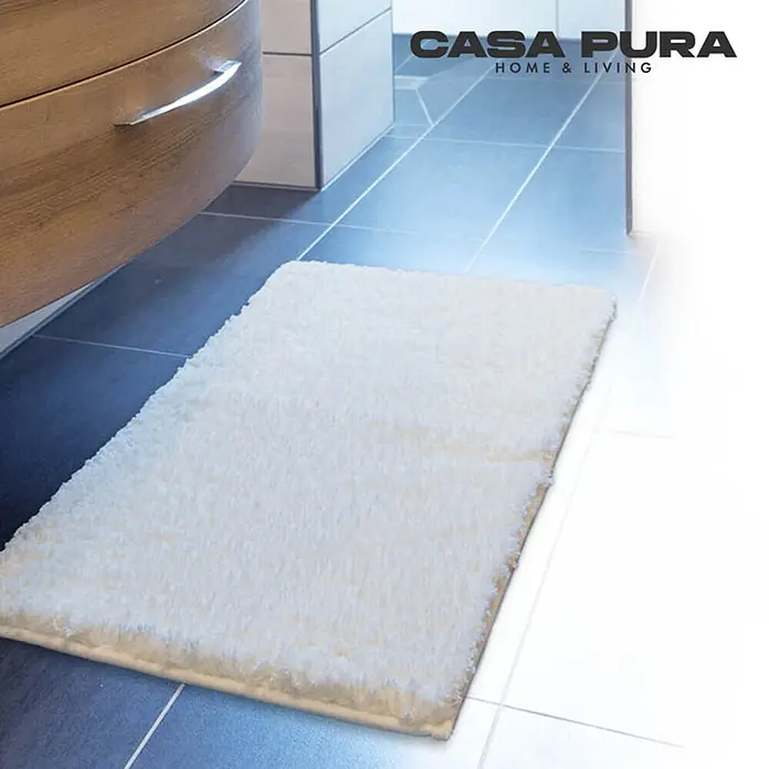 Floordirekt Badteppich Sky - 60 x 50 cm, Weiß, 100% Polyester - Weiche, rechteckige Casa Pura Badematte in Weiß auf grauem Fliesenboden. Perfekt für Badezimmer und WC.