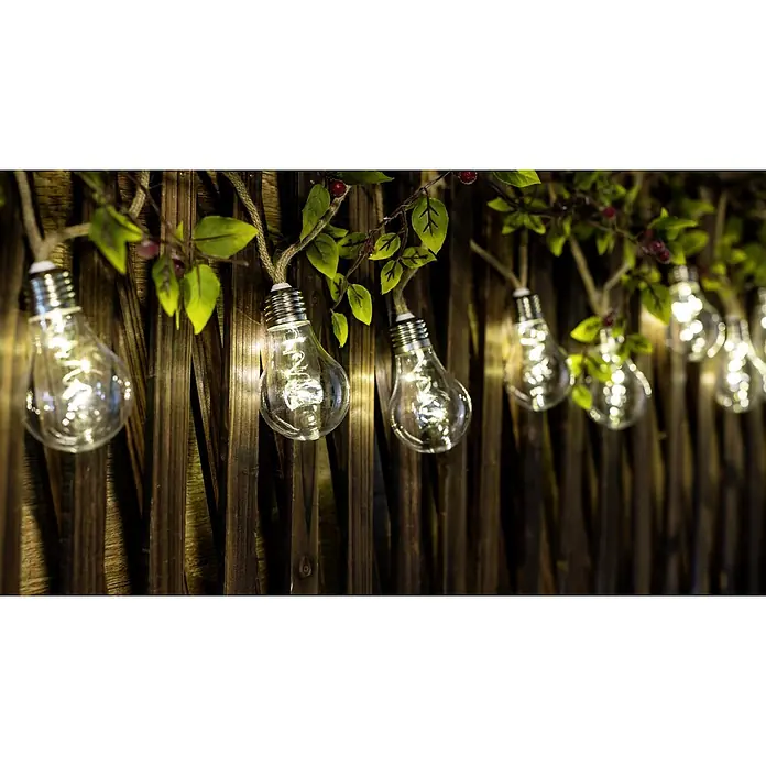 Starlux LED-Lichterkette Bulb - Batteriebetrieben, 3 m, Warmweiß - Lichterkette mit Edison-Glühbirnen, die an einer rustikalen Holzwand mit Blättern und roten Beeren aufgehängt sind und eine warme, gemütliche Atmosphäre erzeugen.