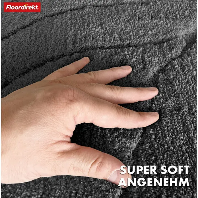 Floordirekt Badteppich Maris - 120 x 120 cm, Dunkelgrau, 100% Polyester - Nahaufnahme eines weichen, grauen Teppichs mit einer Hand, die das Material berührt, und den Logos OEKO-TEX und Floordirekt.