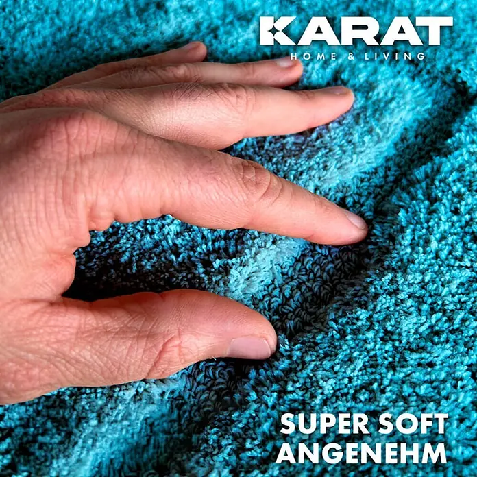 Floordirekt Badteppich Atlantis - 120 x 70 cm, Türkis, 100% Polyester - Nahaufnahme eines weichen, türkisfarbenen Teppichs der Marke KARAT Home & Living, der mit dem OEKO-TEX® Standard 100 zertifiziert ist.