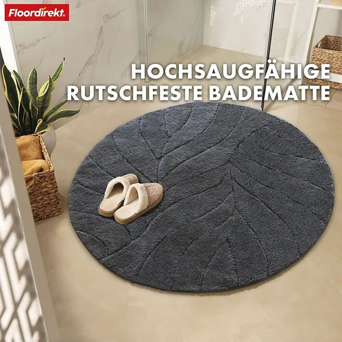 Floordirekt Badteppich Maris - 120 x 120 cm, Dunkelgrau, 100% Polyester - Ein grauer, runder Badteppich mit Blattmuster und Hausschuhen im Badezimmer.