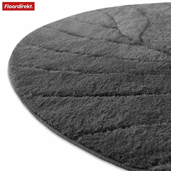 Floordirekt Badteppich Maris - 120 x 120 cm, Dunkelgrau, 100% Polyester - Detailaufnahme eines grauen, runden Teppichs mit floralem Muster, der eine weiche Textur und eine dezente Eleganz für jeden Raum verspricht.