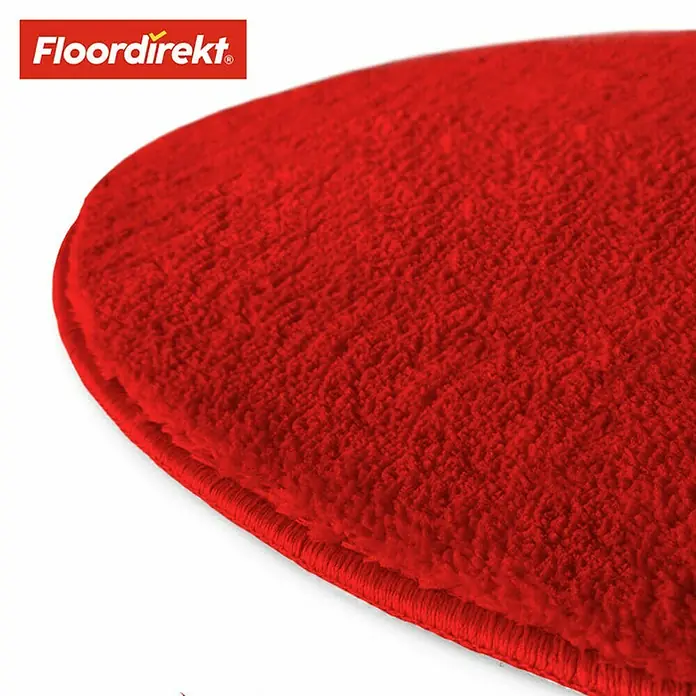 Floordirekt Badteppich Sky - 120 x 120 cm, Beerenrot, 100% Polyester - Nahaufnahme eines roten, runden Teppichs mit Florstruktur, der Komfort und Wärme ausstrahlt.\n