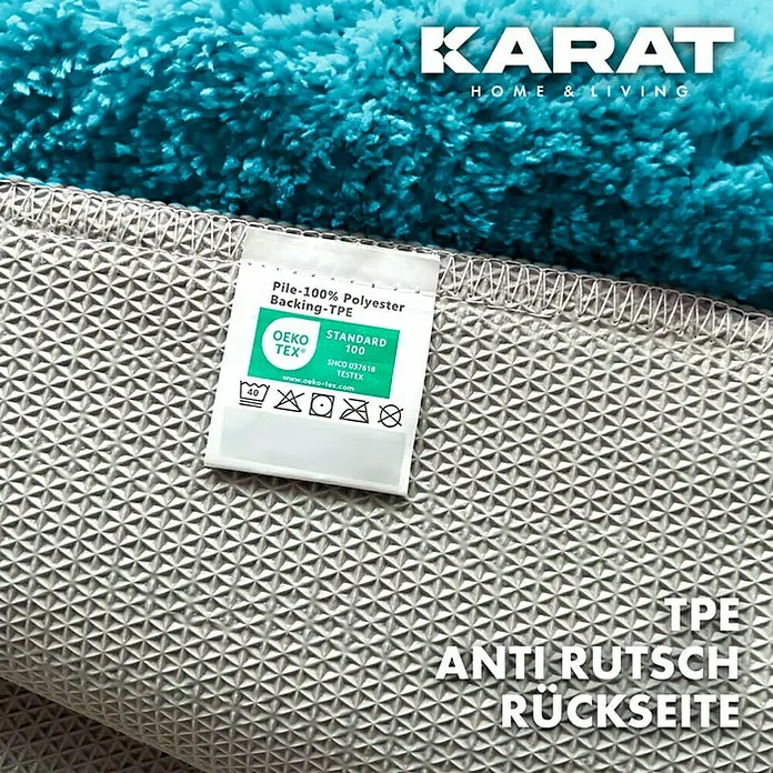 Floordirekt Badteppich Atlantis - 120 x 70 cm, Türkis, 100% Polyester - Nahaufnahme eines Teppichs von KARAT Home & Living mit einem Etikett, das Materialinformationen enthält.