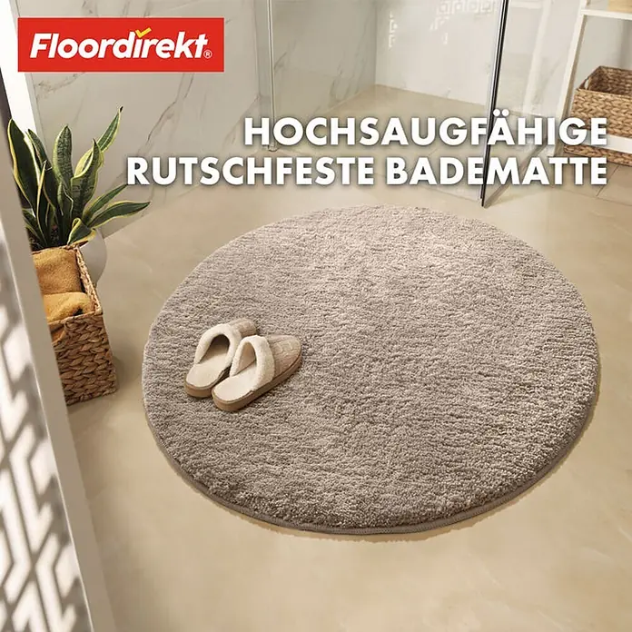 Floordirekt Badteppich Sky - 120 x 120 cm, Beige, 100% Polyester - Runde, hochsaugfähige und rutschfeste Badematte in Grau mit Hausschuhen und Pflanzen im Hintergrund.