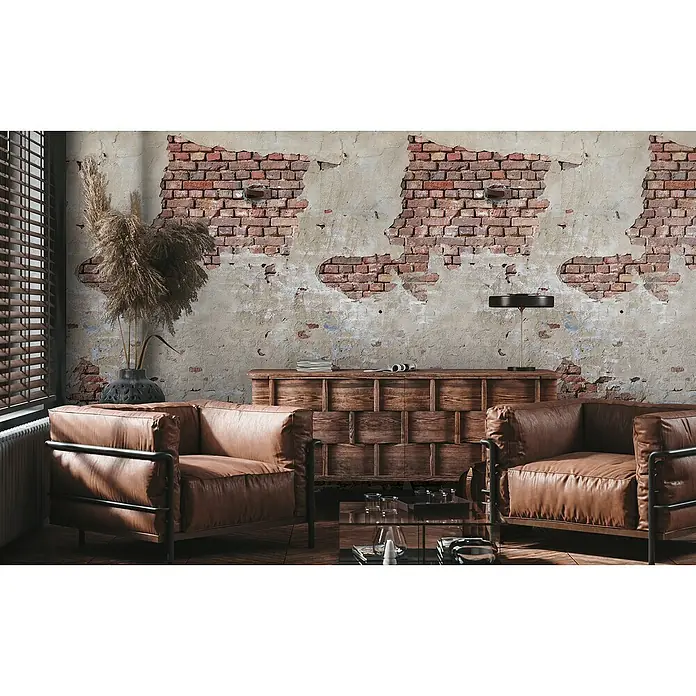 A.S. Création The Wall 2 Fototapete mit teilverputzter Steinwand - B x H: 159 x 280 cm, Vlies - Einladendes Wohnzimmer mit braunen Ledersesseln, einem rustikalen Holzschrank und dekorativer Inneneinrichtung vor einer Ziegelwand.