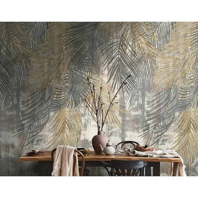 A.S. Création The Wall 2 Fototapete Palmenblätter I - B x H: 159 x 280 cm, Vlies - Einrichtungsszene mit einem Esstisch, verziert mit Geschirr und einer Vase, vor einer Wand mit Blattmuster.