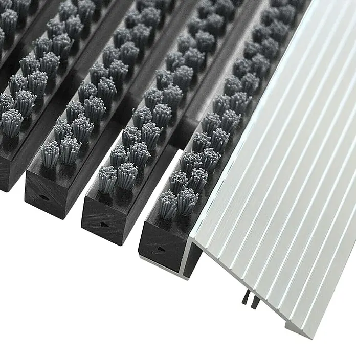 Fußmatte Profi Brush - Grau, 90 x 60 cm, 100 % Nylon - Bild einer Schmutzfangmatte mit Bürstenstreifen und Aluminiumprofil. Ideal für Eingangsbereiche, um Schmutz effektiv abzufangen.