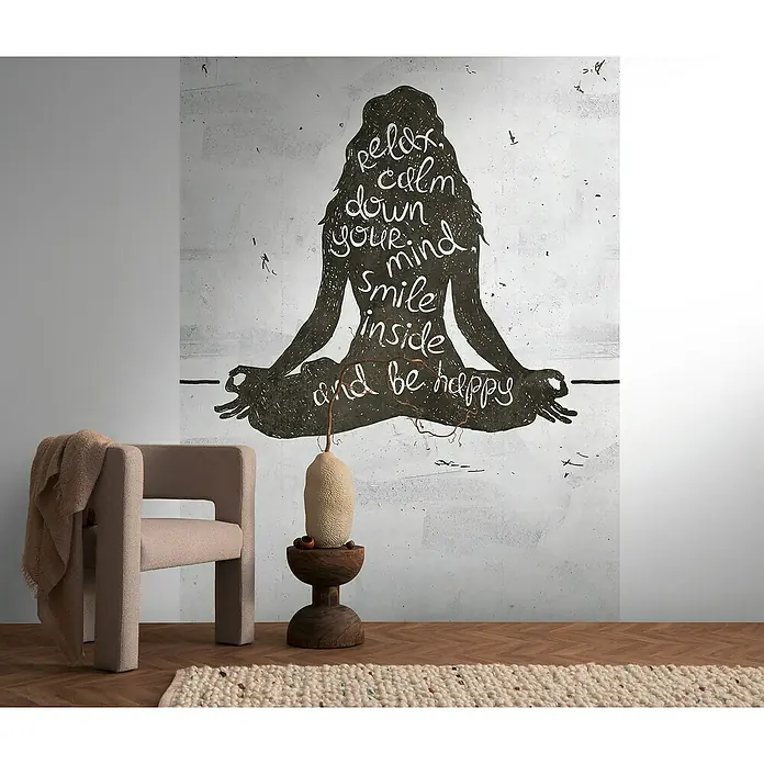 A.S. Création The Wall 3 Fototapete Meditation - B x H: 159 x 280 cm, Vlies - Stimmungsvolles Interieur mit einem beigen Sessel, einem Holzhocker und einem Wandbild einer Yoga-Silhouette mit inspirierendem Text.