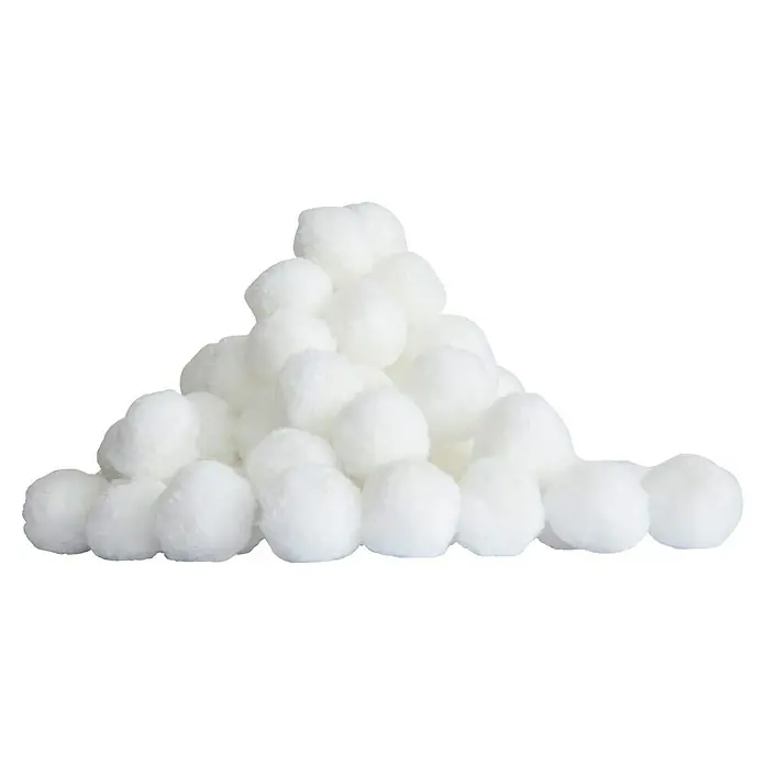 Bestway Flowclear Filterbälle - 500 g - Ein Haufen weicher, weißer Wattebäusche, ideal für medizinische Zwecke, Kosmetik oder Bastelarbeiten, liegt vor schwarzem Hintergrund.