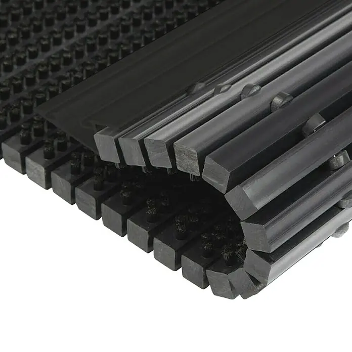 Fußmatte Power Brush - Schwarz, 60 x 40 cm, 100 % Nylon - Das Bild zeigt eine Rollenmatte mit Borsten, die sich leicht aufrollt und somit einfach zu transportieren ist. Ideal für den Innen- und Außenbereich.