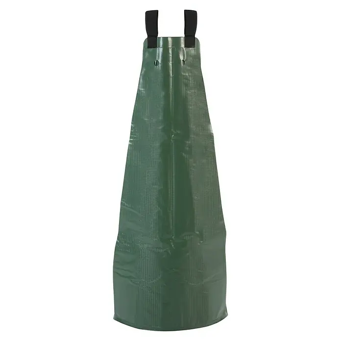 Floraworld Bewässerungssack Comfort - Passend für: Bäume bis Ø 18 cm, 400 g/m² - Diese Aufnahme zeigt eine grüne PVC-Schürze mit schwarzen Trägern vor einem hellen, neutralen Hintergrund. Die Schürze ist lang und konisch.