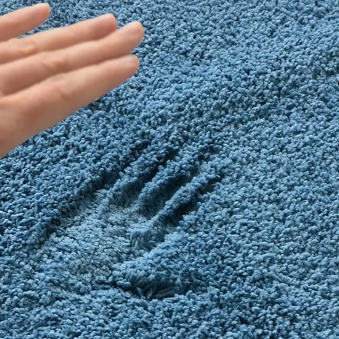 Floordirekt Badteppich Sky - 95 x 95 cm, Hellblau, 100% Polyester - Weicher, blauer Teppich mit einem Handabdruck, der seine hohe Saugfähigkeit und Komfort zeigt. Ideal für Badezimmer.