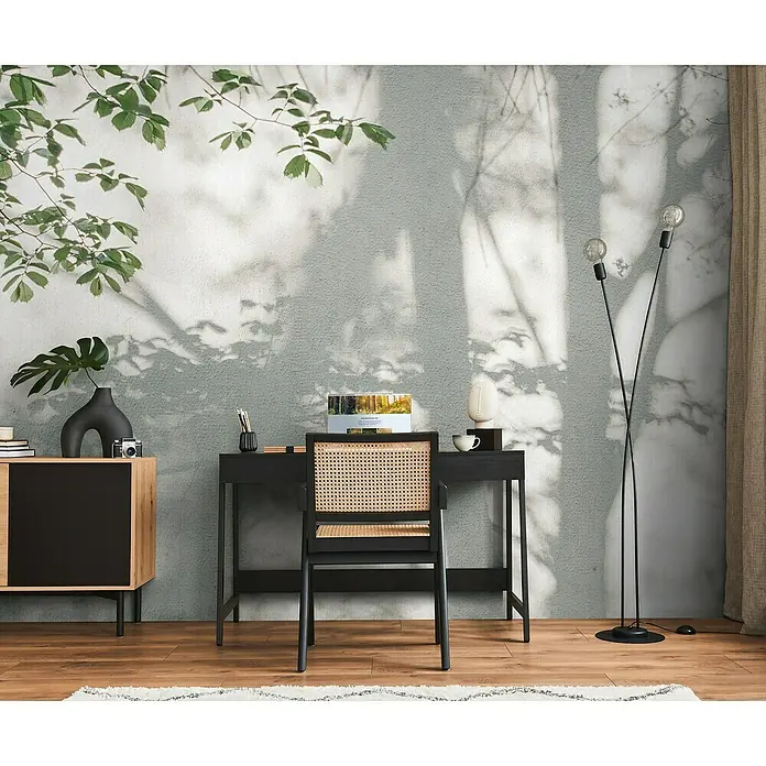 A.S. Création The Wall 3 Fototapete Schatten - B x H: 371 x 280 cm, Vlies - Ein stilvolles Arbeitszimmer mit einem Schreibtisch mit Rattanstuhl, einer eleganten Stehlampe und einem Sideboard mit dekorativen Elementen.