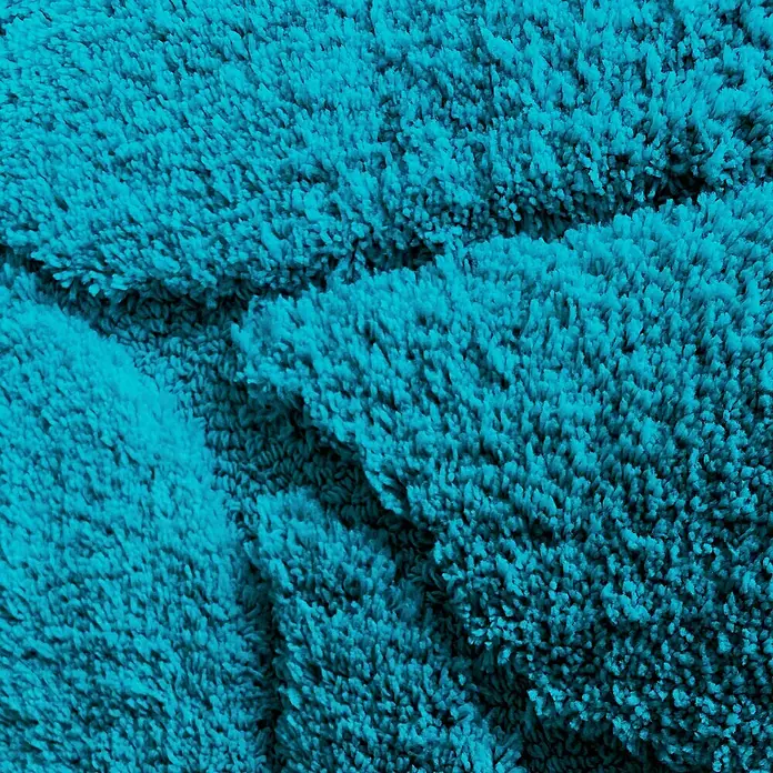 Floordirekt Badteppich Maris - 120 x 60 cm, Türkis, 100% Polyester - Nahaufnahme eines türkisfarbenen, flauschigen Teppichs, der Wärme und Komfort ausstrahlt. Ideal für ein gemütliches Zuhause.