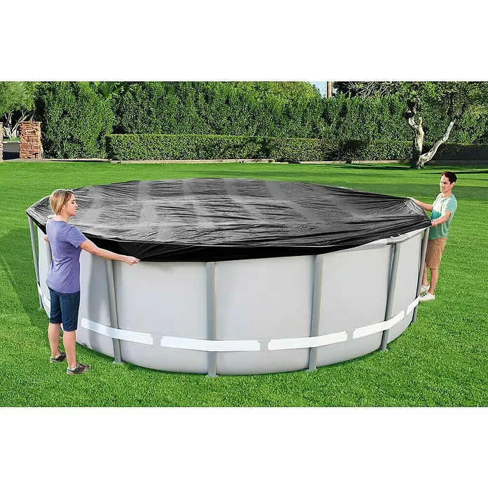 Bestway Pool-Abdeckplane - Durchmesser: 493 cm, Material: Kunststoff - Zwei Personen legen eine schwarze Poolabdeckung über einen runden Aufstellpool im Garten.