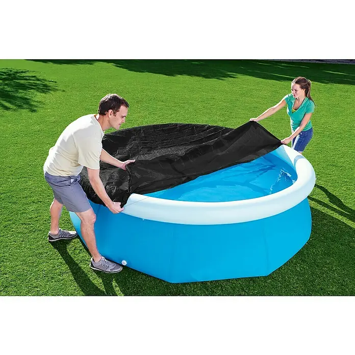 Bestway Pool-Abdeckplane - Durchmesser: 240 cm, Kunststoff - Ein Paar deckt einen blauen Pool mit einer schwarzen Plane ab, um ihn sauber zu halten. Ideal für Sommer und Garten.