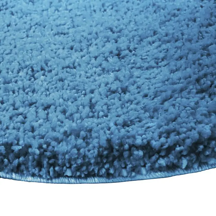 Floordirekt Badteppich Sky - 95 x 95 cm, Hellblau, 100% Polyester - Nahaufnahme eines blauen Shaggy-Teppichs, der eine weiche und flauschige Textur zeigt. Ideal für Wohnzimmer und Schlafzimmer.