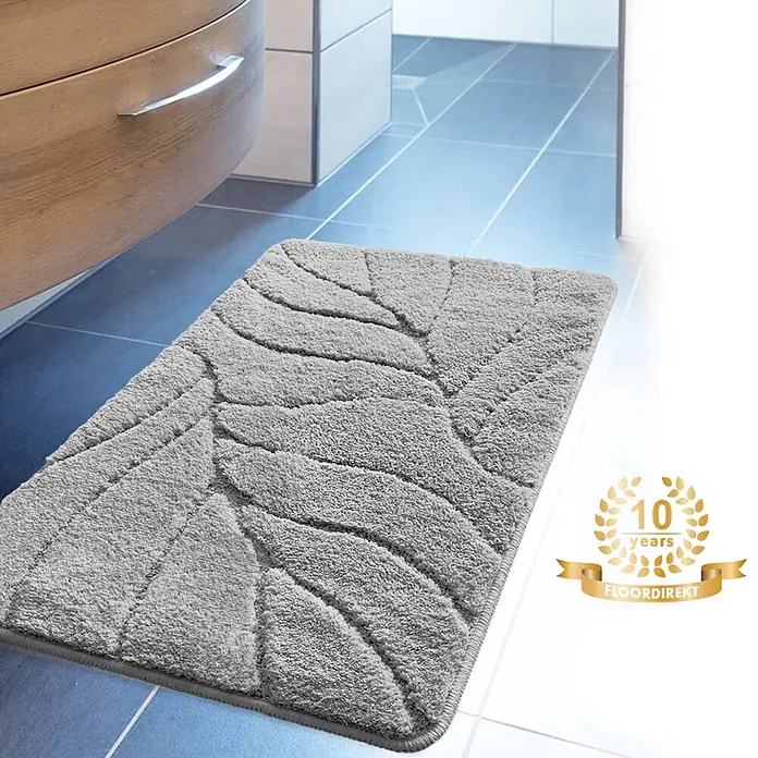 Floordirekt Badteppich Maris - 150 x 80 cm, Silber, 100% Polyester - Grauer Badvorleger mit Blattmuster in einem Badezimmer. Die Fußmatte ist flauschig und saugfähig.