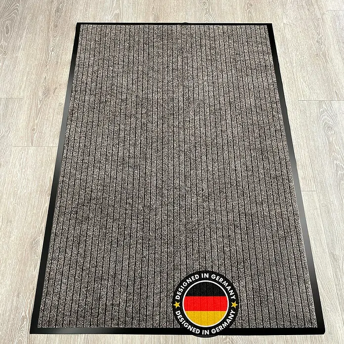 Fußmatte Dura - Beige, 120 x 90 cm, 100 % Polypropylen - Graue Fußmatte mit vertikalen Streifen und "Designed in Germany"-Logo, ideal für den Innenbereich.