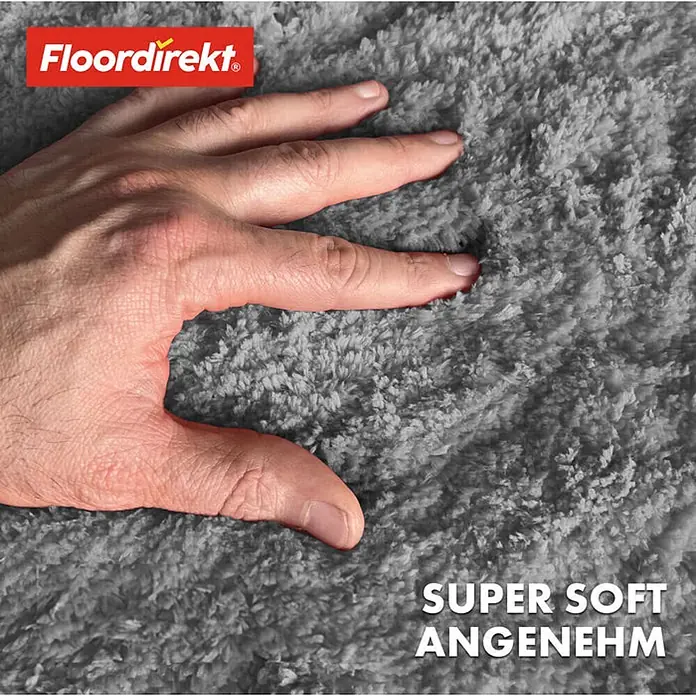Floordirekt Badteppich Sky - 95 x 95 cm, Silbergrau, 100% Polyester - Nahaufnahme eines grauen, superweichen Teppichs von Floordirekt mit Hand und Öko-Tex Siegeln für Textilqualität.
