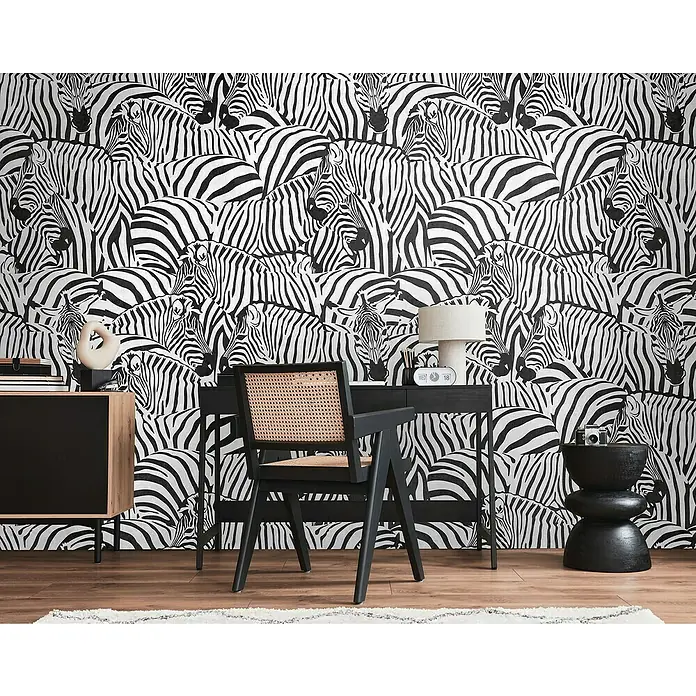 A.S. Création The Wall 3 Fototapete Zebra - B x H: 159 x 280 cm, Vlies - Schreibtisch mit Zebra-Tapete im Hintergrund.