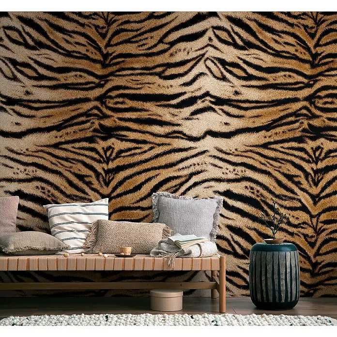 A.S. Création The Wall 3 Fototapete Tigerfell - B x H: 159 x 280 cm, Vlies - Einladende Sitzecke mit Kissen und Beistelltisch vor einer auffälligen Tigerfell-Tapete.