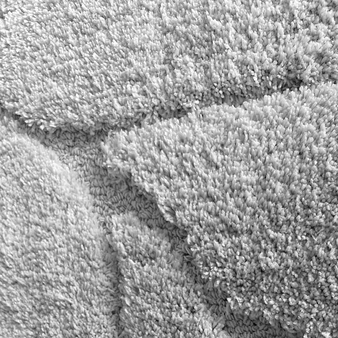 Floordirekt Badteppich Maris - 150 x 80 cm, Silber, 100% Polyester - Nahaufnahme eines grauen, flauschigen Teppichs. Die Textur ist weich und einladend und sorgt für ein gemütliches Ambiente in jedem Raum.