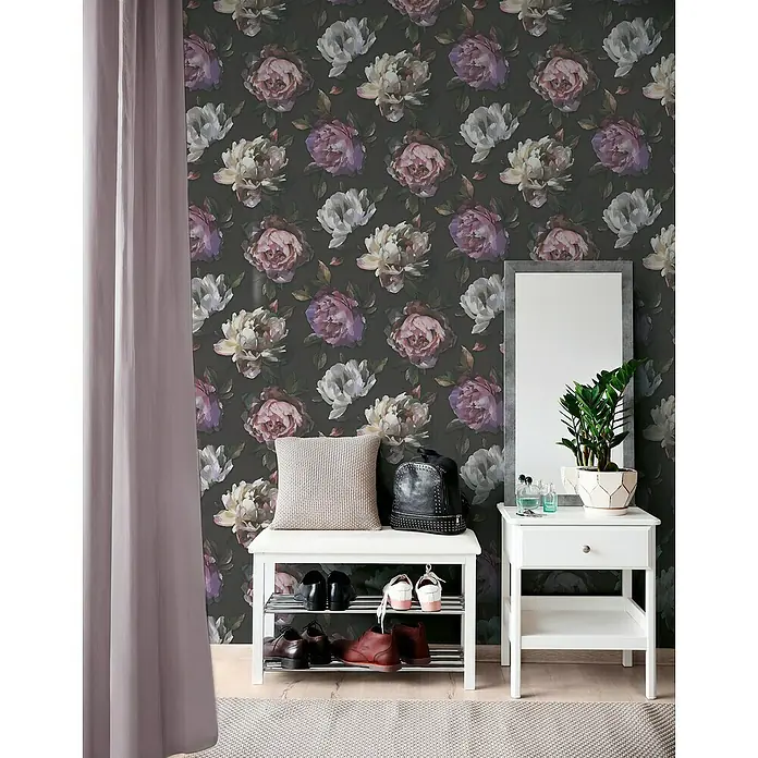 A.S. Création Pintwalls 2 Vliestapete Pfingstrosenblüten - Schwarz-Violett-Grün, Floral, 10,05 x 0,53 m - Einladender Flurbereich mit einer Bank, einem kleinen Tisch und einem Spiegel vor einer Wand mit Blumenmuster.