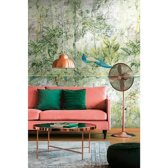 A.S. Création The Wall 2 Fototapete Dschungel mit Pfau - B x H: 159 x 280 cm, Vlies - Wohnzimmer-Szene mit korallenrotem Sofa, grünen Kissen, Kupfer-Couchtisch und Stehlampe vor einer Wand mit Pfauen-Muster.