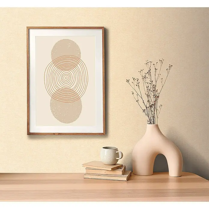 A.S. Création Metropolitan Stories Hot Spots Vliestapete - Creme-Rosa, Uni, 10,05 x 0,53 m - Wanddekoration mit einem abstrakten Kunstwerk im Rahmen, das über einem Stapel Bücher mit einer Tasse und einer Vase mit Blumen platziert ist.