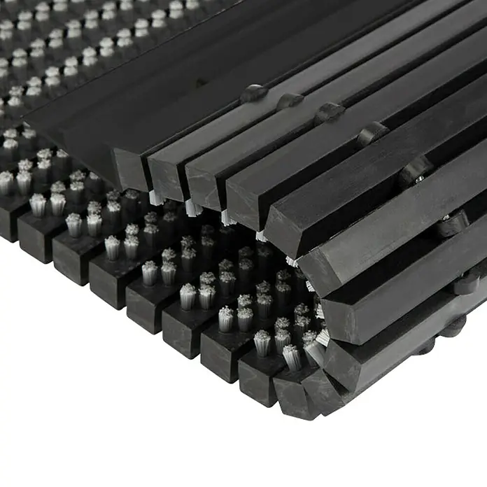 Fußmatte Power Brush - Grau, 60 x 40 cm, 100 % Nylon - Detailaufnahme einer schwarzen Bürstenfußmatte. Das Bild zeigt die Beschaffenheit und Struktur der Fußmatte mit ihren Borsten und Lamellen.