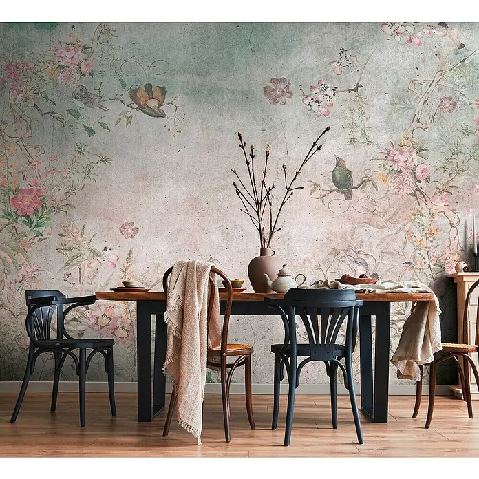 A.S. Création The Wall 3 Fototapete Blumen - B x H: 371 x 280 cm, Vlies - Gemütlicher Essbereich mit Holztisch und Stühlen vor einer floralen Wandtapete.
