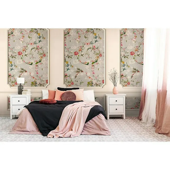 A.S. Création The Wall 3 Fototapete Stuckwand - B x H: 159 x 280 cm, Vlies - Elegantes Schlafzimmer mit floralen Wandpaneelen und stilvoller Bettwäsche in Rosatönen und Schwarz. Die Nachttische ergänzen das harmonische Gesamtbild.