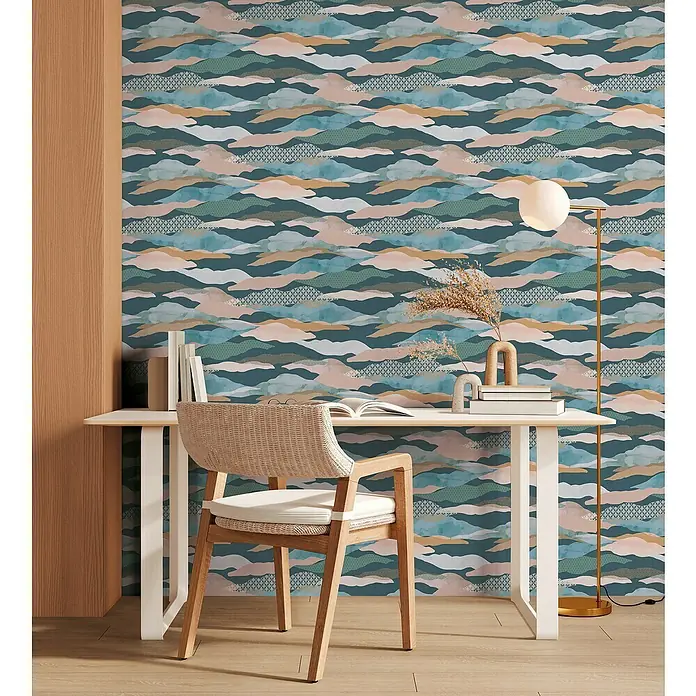 A.S. Création Pintwalls 2 Vliestapete Wolken-Wellen - Blau-Grün-Rosa, Grafisch, 10,05 x 0,53 m - Elegantes Arbeitszimmer mit modernem Schreibtisch, stilvollem Stuhl und einer Stehlampe vor einer dekorativen Wandtapete.