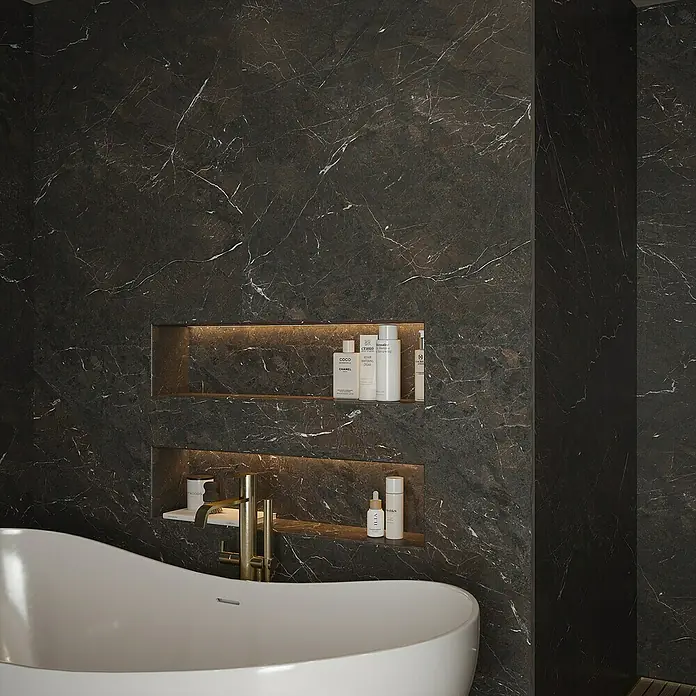 Wetwall Wandpaneel Elite - 16 x 242 cm, Rosso Levanto, Abgerundete Kante - Elegantes Badezimmer-Interieur mit einer freistehenden Badewanne und beleuchteten Nischen mit Pflegeprodukten. Die dunkle Marmorverkleidung verleiht dem Raum eine luxuriöse Note.