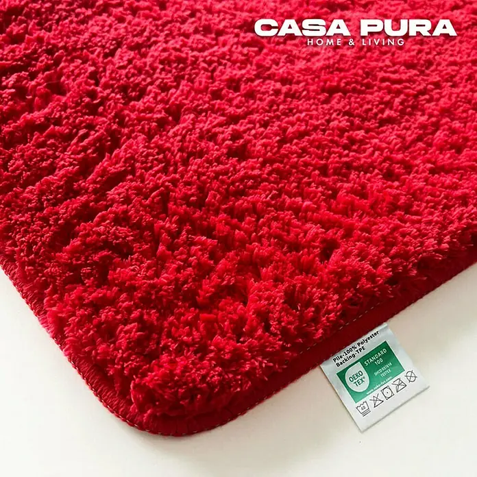 Floordirekt Badteppich Sky - 60 x 50 cm, Beerenrot, 100% Polyester - Roter Casa Pura Teppich für ein gemütliches Zuhause mit weicher Textur und Pflegehinweisen auf dem Etikett.