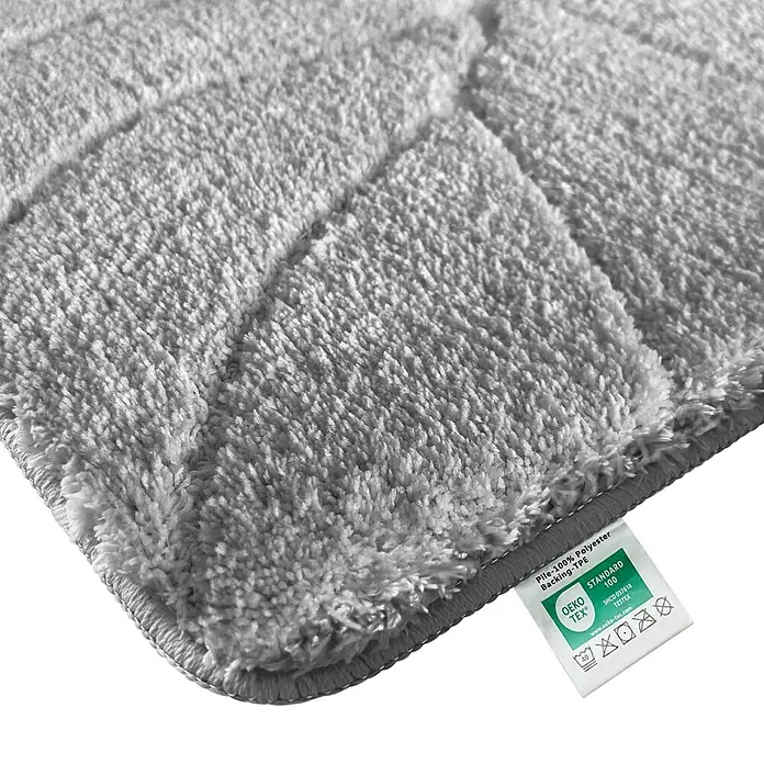Floordirekt Badteppich Maris - 150 x 80 cm, Silber, 100% Polyester - Nahaufnahme eines grauen, weichen Polyesterteppichs mit OEKO-TEX Standard 100 Zertifizierung, ideal für Badezimmer und Wohnräume.